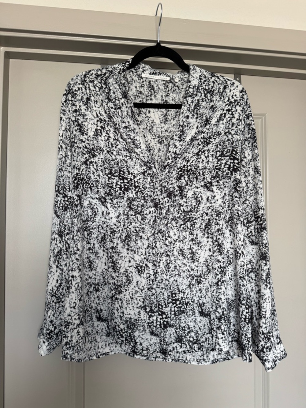 Violet & Claire Black and White Printed V-Neck Blouse